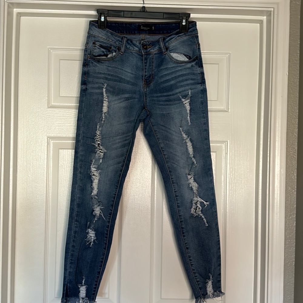 COPY - Distressed ankle jean size 9